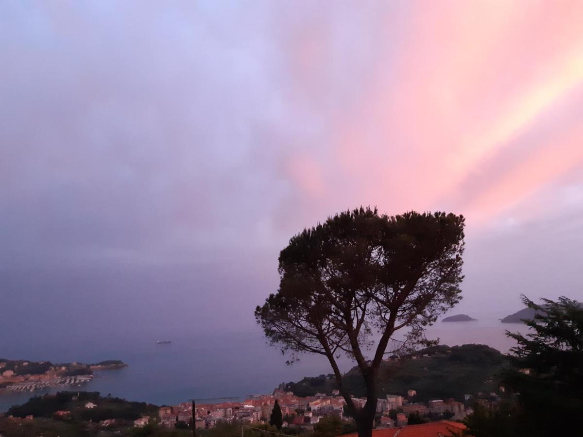 IL MARE NEL BOSCO appartamento con terrazza nella natura, vista mare, Lerici e isole Esterno foto
